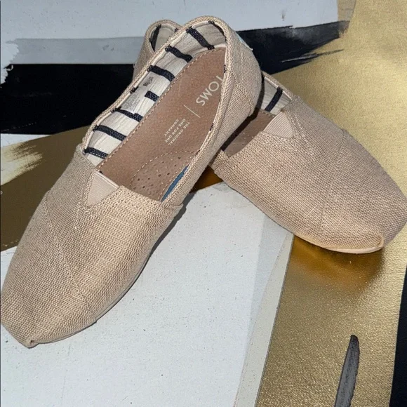 TOMS Women’s Beige Slip-On Loafers size 9 like new - Picture 1 of 9
